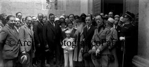 Fondo Studio Troncone, Mostra a Castel Nuovo, si riconoscono Vincenzo Gemito con l’Alto Commissario Michele Castelli, la figlia Giuseppina, il nipote Alessandro De Cristoforo, il pittore Amerigo Tamburrini, Nicola e Andrea Guerritore 1928 Lastra al bromuro d’argento 6x13