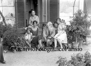 Fondo Studio Troncone, Vincenzo Gemito con la nipote Carlotta alla sua sinistra, 1928 Lastra al bromuro d’argento 9x12
