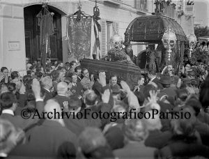 Fondo Studio Troncone, Il funerale di Vincenzo Gemito, uscita del feretro dalla sua abitazione, 1929 Lastra al bromuro d’argento 9x12