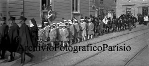 Fondo Studio Troncone, Il funerale di Vincenzo Gemito, corteo lungo via del Parco Margherita, 1929 Lastra al bromuro d’argento 6x13