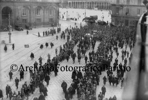 Fondo Studio Troncone, Il funerale di Vincenzo Gemito, il corteo in piazza San Ferdinando, 1929 Lastra al bromuro d’argento 10x15