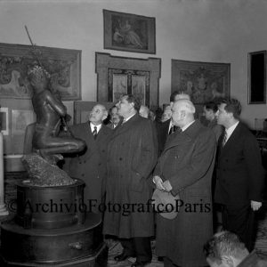 Fondo Studio Troncone, Mostra a Palazzo Reale: il ministro Leopoldo Rubinacci e Gelasio Gaetani, direttore dell’Azienda di Soggiorno Cura e Turismo di Napoli, 1953 Pellicola 6x6