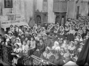 Fanciulle dell’Istituto di S. Maria Addolorata in chiesa – (s.d.) Lastra al bromuro d’argento 10x15