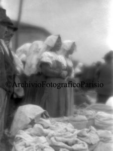 Al mercato, venditrici - 1923 ca. Lastra al bromuro d’argento 10x15