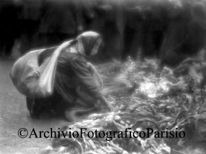 Al mercato, donna con sacco in spalla - 1923 ca. Lastra al bromuro d’argento 10x15
