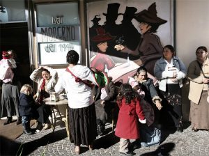 Giugliano in Campania (Na) - donne che protestano per lo sgombero delle loro baracche