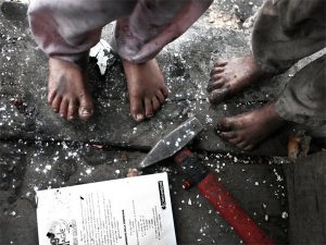 Taverna Del Re, Giugliano in Campania (Na) - Dei bambini a piedi scalzi al riparo dalla pioggia sotto la loro casa di legno