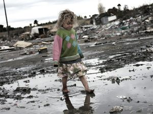 Zona Asi, Giugliano in Campania (Na) - Una bambina gioca a piedi scalzi nel fango gelido