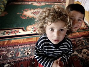 Zona Asi, Giugliano in Campania (Na) - bambini all’interno di una baracca
