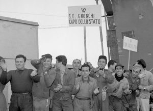 Archivio Fotografico Parisio Fondo Troncone - Gli operai salutano il Presidente Gronchi, 1956 Negativo al bromuro d’argento 6x6