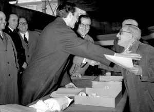 Archivio Fotografico Parisio Fondo Troncone - Premiazione dei lavoratori anziani, 1958 Negativo al bromuro d’argento 6x6