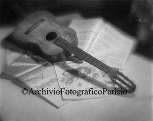 Composizione con chitarra e spartiti 1935 - Lastra al bromuro d’argento 24x30