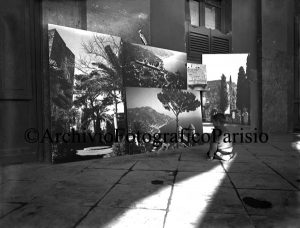 Allestimento della mostra di G. Parisio per l’E.P.T. di Salerno Anni Cinquanta - G. Parisio, lastra al bromuro d’argento 9x12